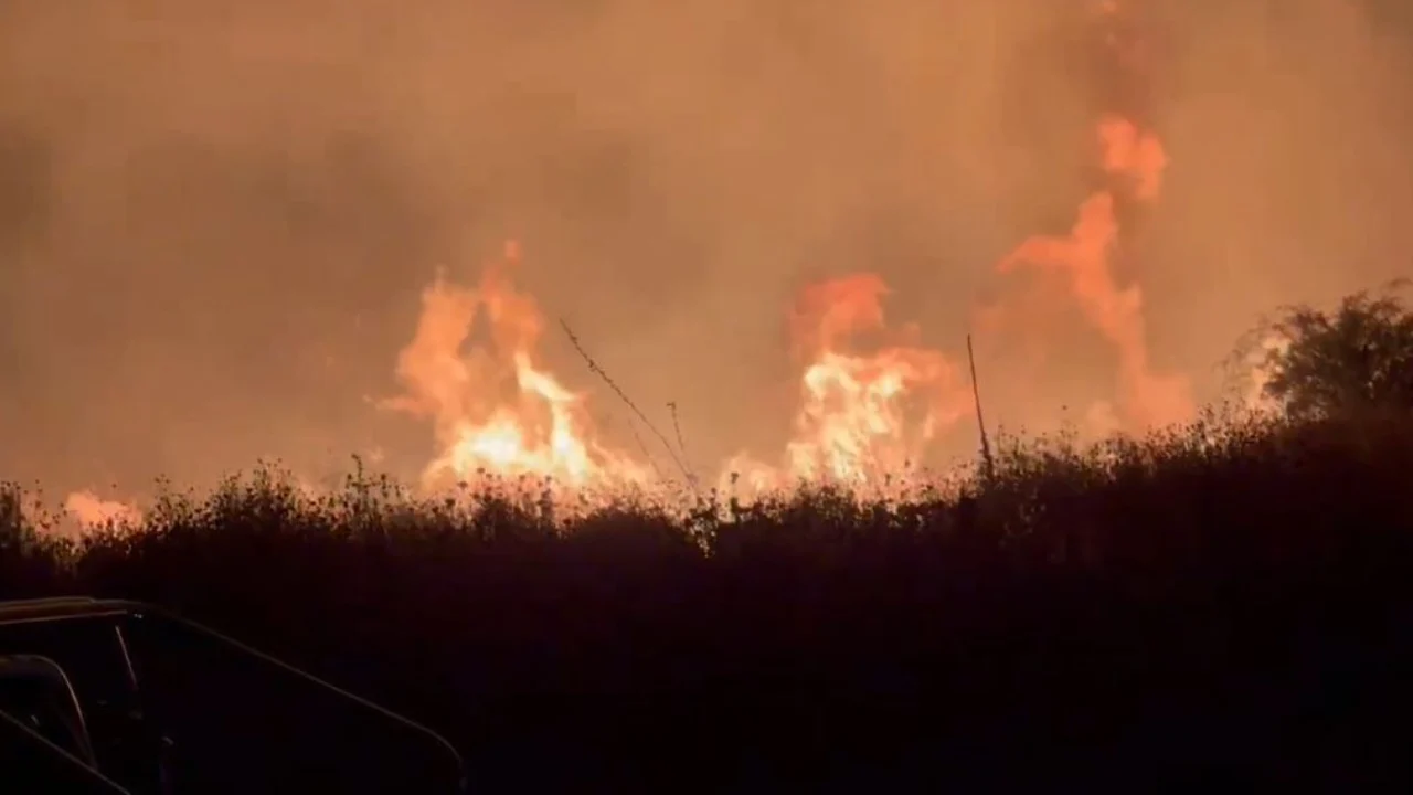 Massive Fire Erupts in Ksamil, Threatening Homes and Hotels - Rks News