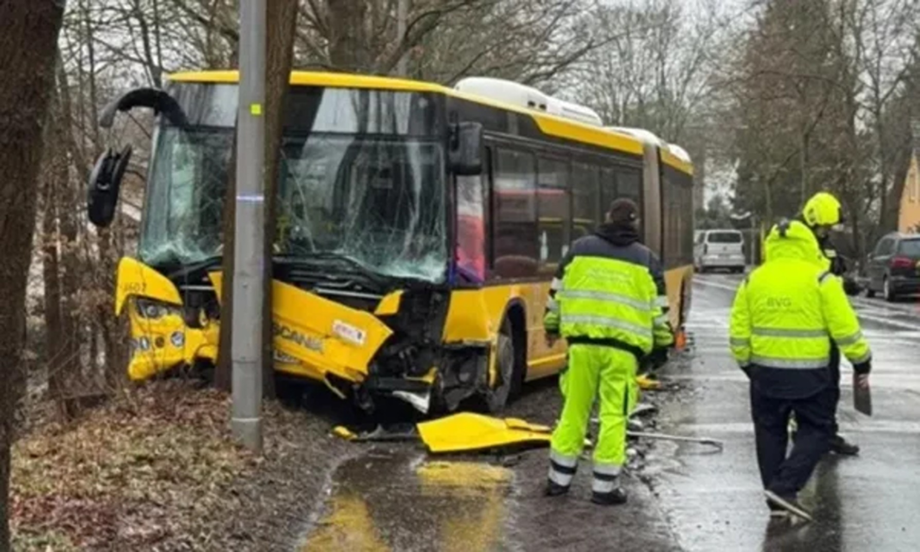 12 Injured After Bus Crashes Into Cars and Tree in Berlin - Rks News